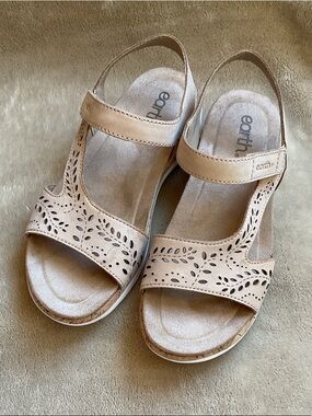 Earth Beige Laser-Cut  Round Toe Slingback  Flat Sandals Size 7